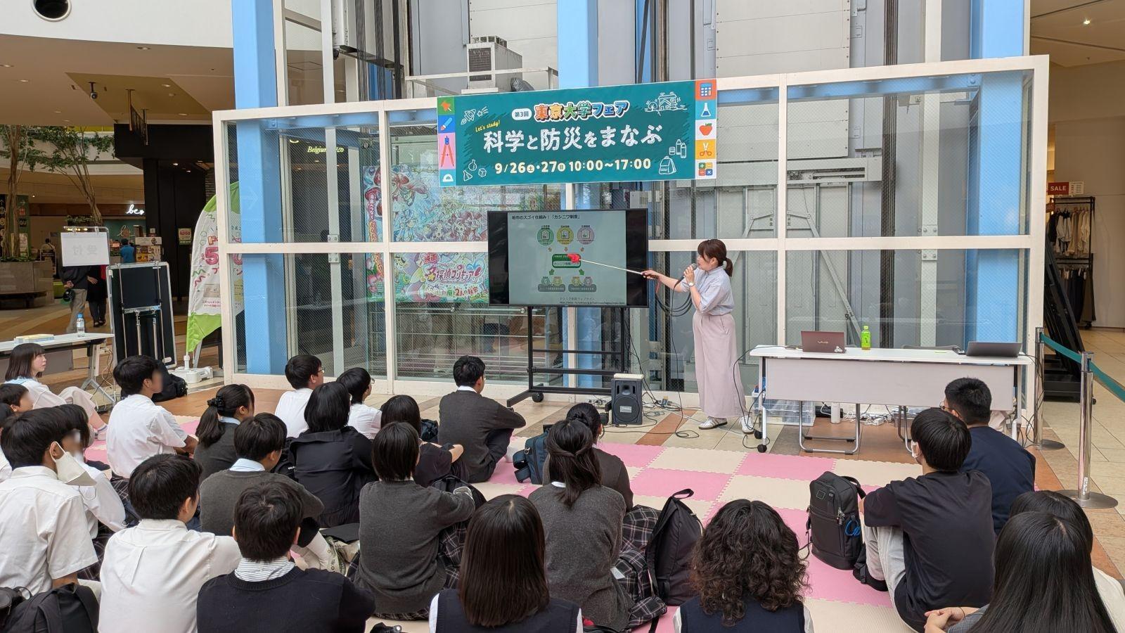 Associate Professor Naomi Shimpo Gave a Lecture for High School Students 新保奈穂美准教授が高校生向け講義を行いました.